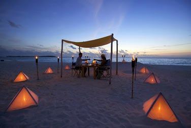 Quoi de plus romantique qu'un diner en tte  tte sur la plage, face au coucher de soleil...